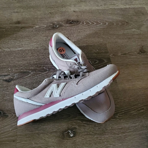 New Balance - Picture 2 of 4